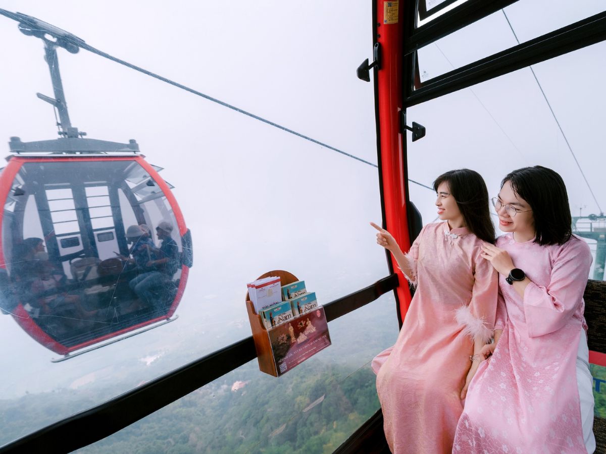 Du khách trải nghiệm cáp treo Vân Sơn giữa khung cảnh mây núi Núi Bà Đen. (Nguồn: Sưu tầm)