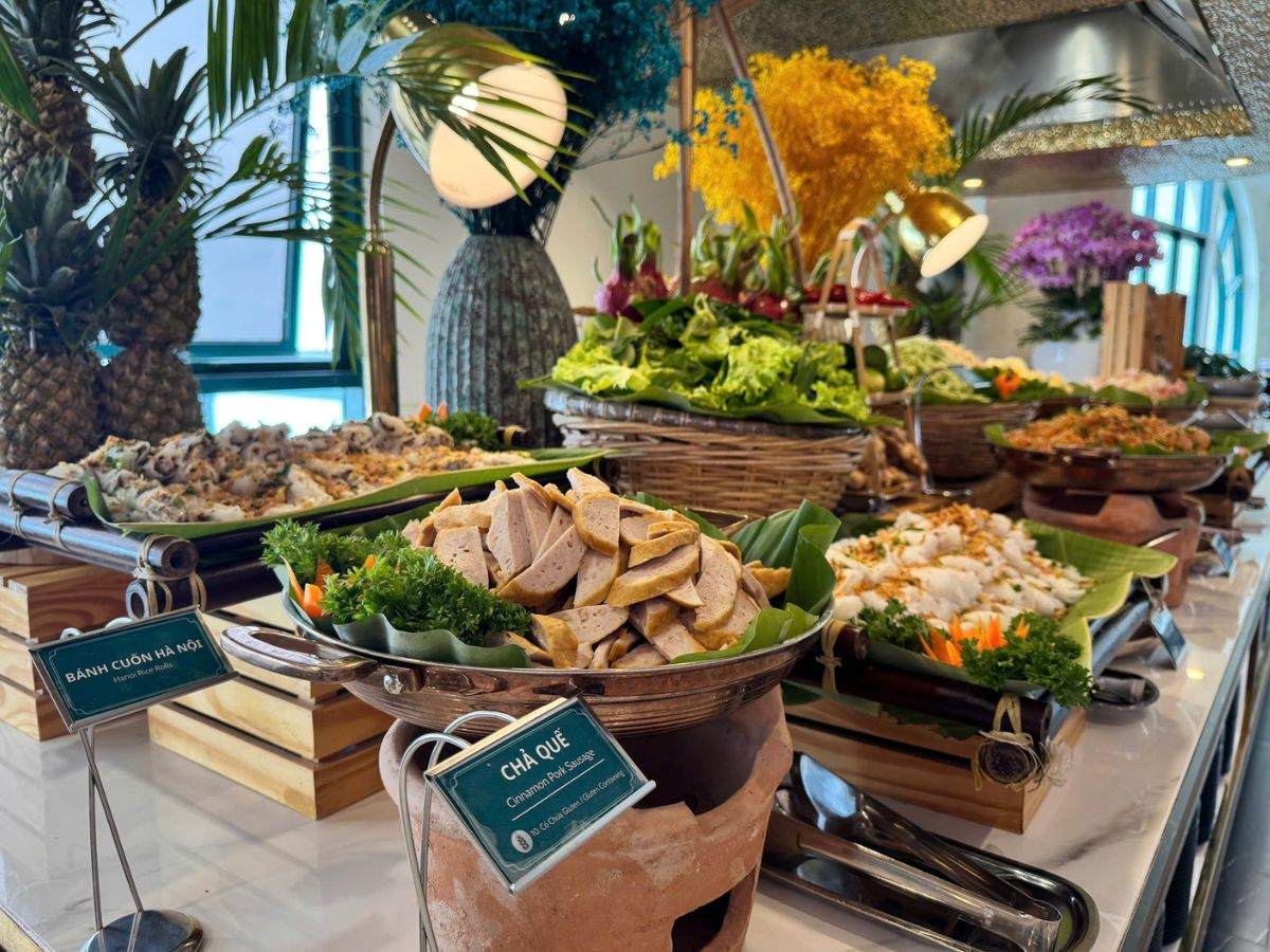 Quầy buffet với đa dạng món ăn phục vụ du khách tại Nhà hàng Buffet Vân Sơn. (Nguồn: Sưu tầm)