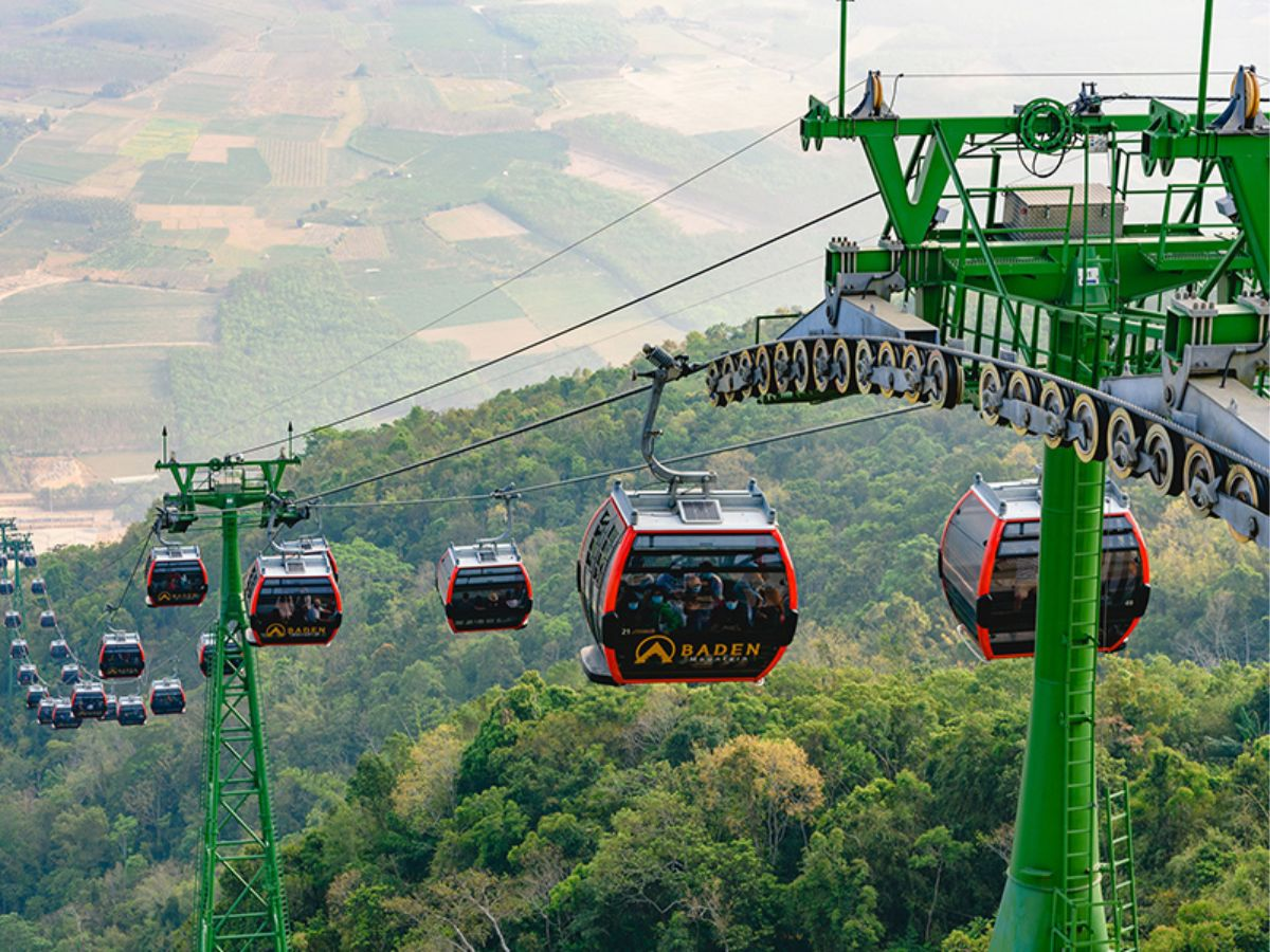 Hệ thống cáp treo hiện đại giúp du khách chinh phục đỉnh núi dễ dàng hơn