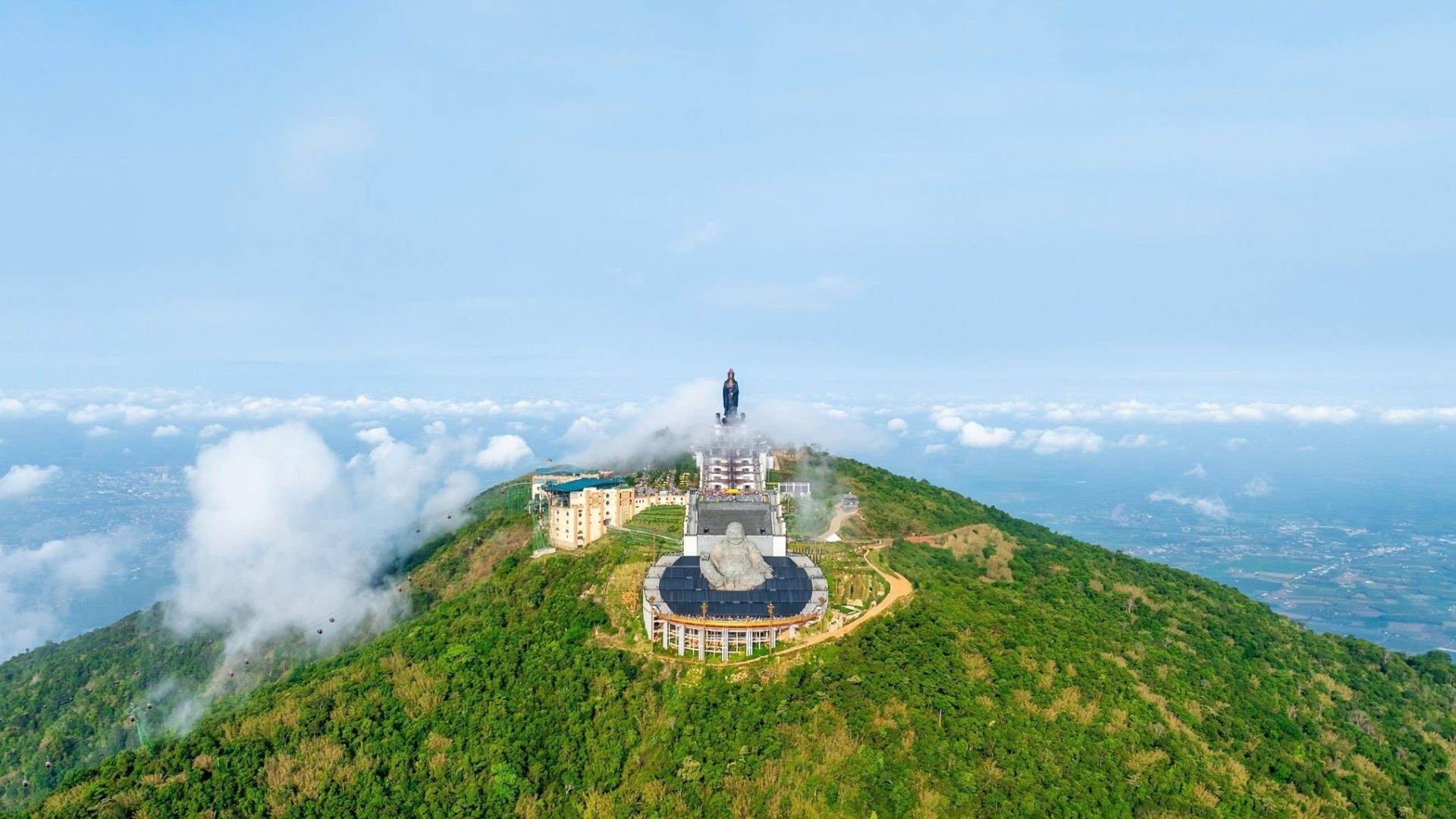 Khung cảnh thiên nhiên trên đỉnh Núi Bà Đen vào mùa hè