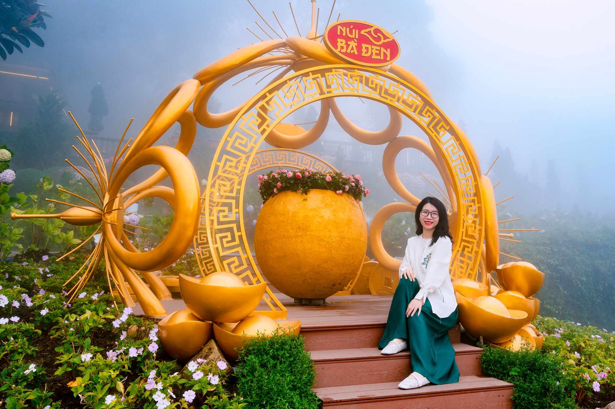 Du khách tham quan các công trình biểu tượng trên khu vực đỉnh núi