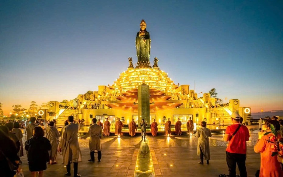 Biểu tượng tâm linh nổi bật giữa biển mây trên đỉnh Núi Bà Đen. (Nguồn: Sưu tầm)