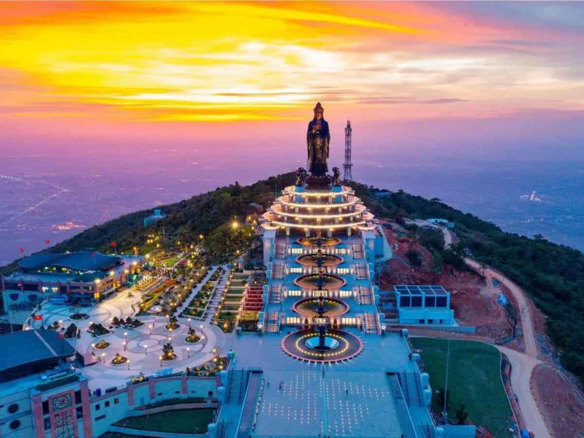 Khung cảnh thơ mộng của núi Bà Đen vào tháng 7. (Nguồn: Sưu tầm)