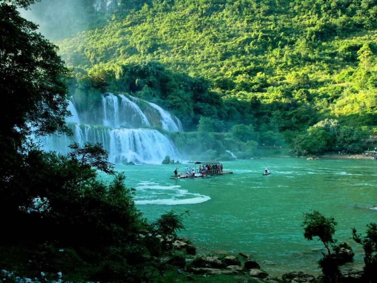Thác nước giữa rừng xanh trong hành trình khám phá Bù Gia Mập. (Nguồn: Sưu tầm)&nbsp;