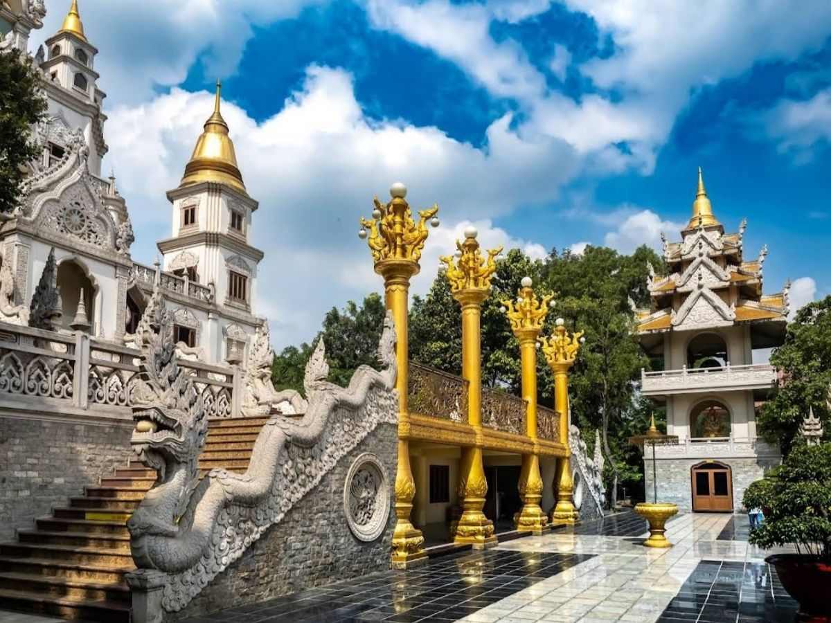 Thiền viện Bửu Long với bảo tháp vàng giữa không gian xanh yên tĩnh. (Nguồn: Sưu tầm)&nbsp;