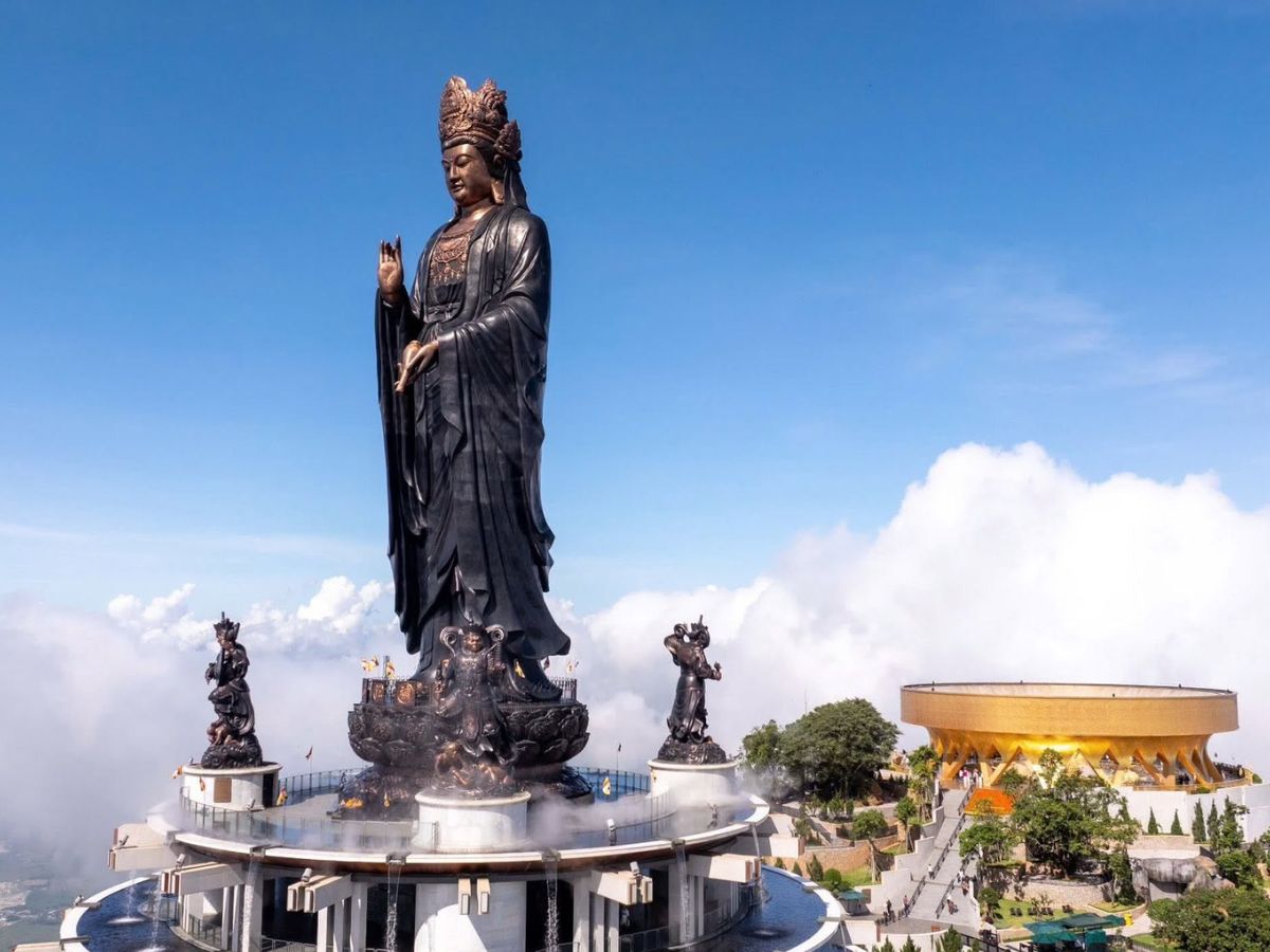 Tượng Phật Bà Tây Bổ Đà Sơn giữa biển mây trên đỉnh Núi Bà Đen. (Nguồn: Sưu tầm)