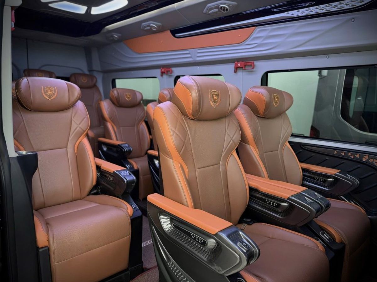 Khoang ghế limousine tiện nghi cho hành trình hành hương gần Sài Gòn. (Nguồn: Sưu tầm)