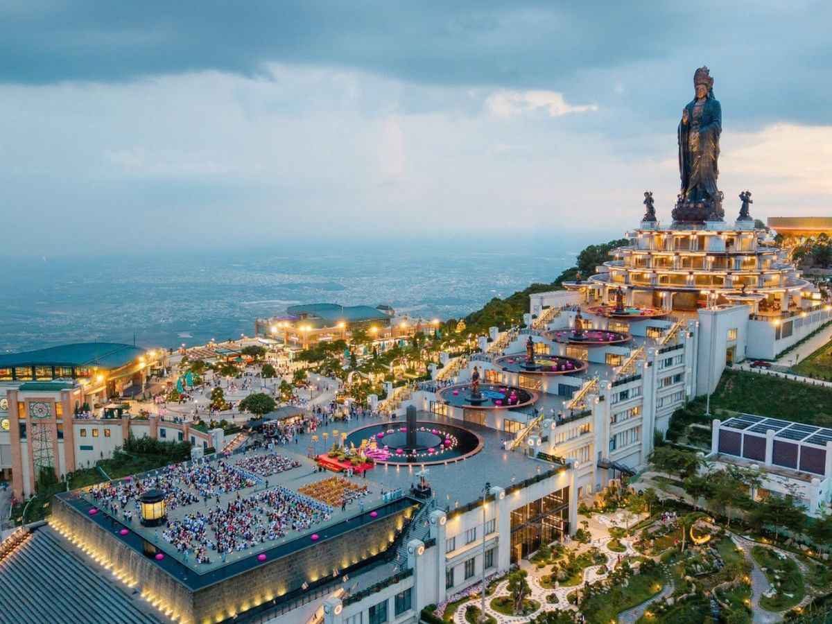 Tiết mục múa trong chương trình mừng Đại lễ Phật Đản tại Núi Bà Đen. (Nguồn: Sưu tầm)