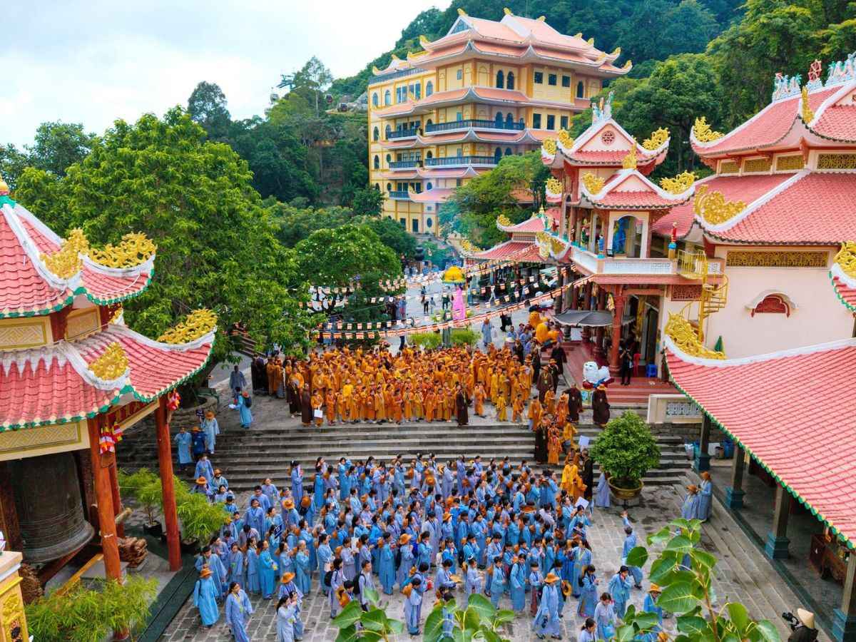 Lễ hội Phật giáo tại khu chùa Bà thu hút đông đảo Phật tử tham dự. (Nguồn: Sưu tầm)