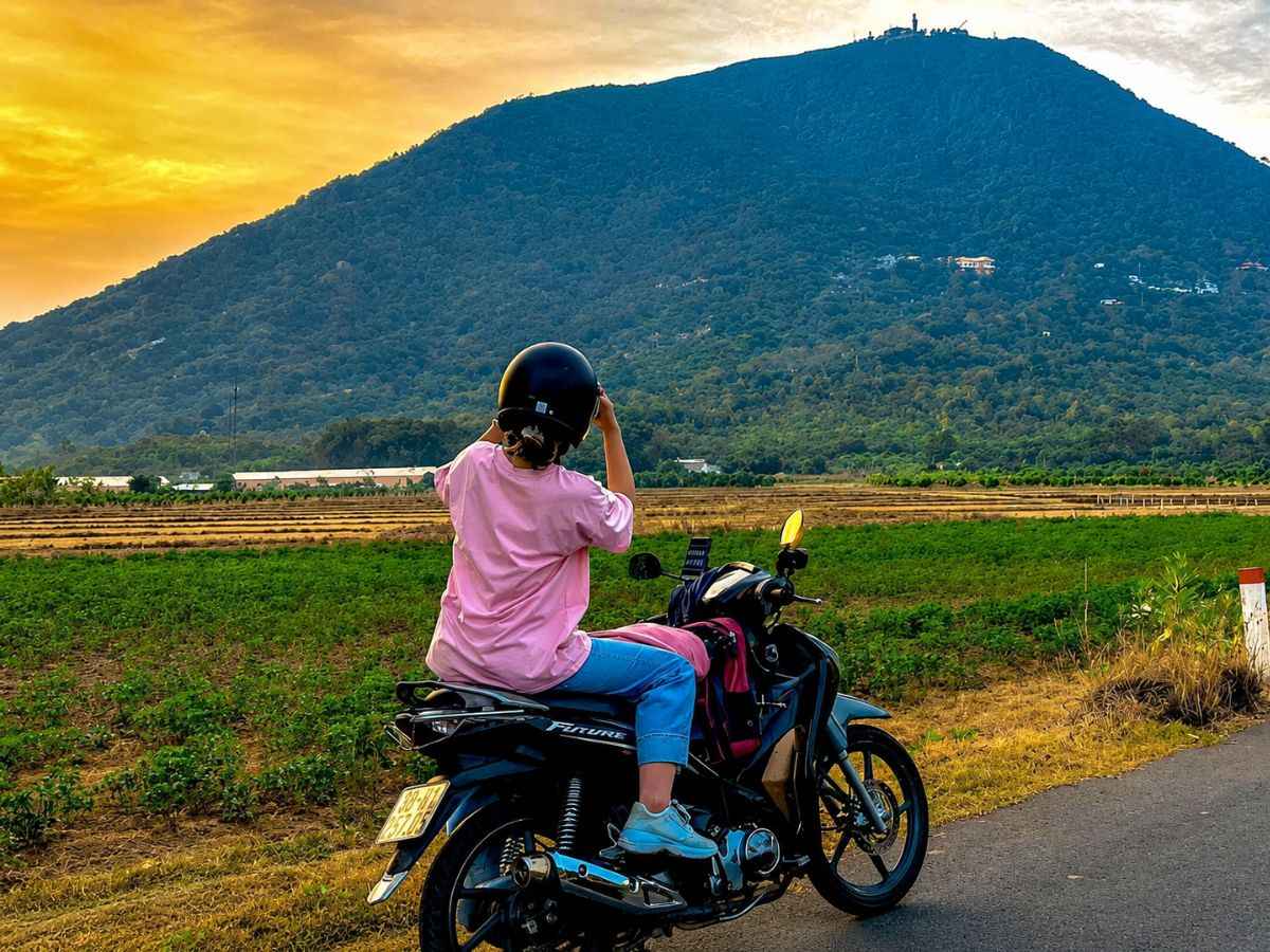 Đi xe máy đến Núi Bà Đen giúp bạn chủ động dừng nghỉ và ngắm cảnh. (Nguồn: Sưu tầm)