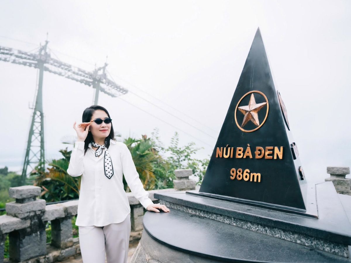 Du khách check in cột mốc 986 m trên đỉnh Núi Bà Đen, Tây Ninh. (Nguồn: Sưu tầm)&nbsp;