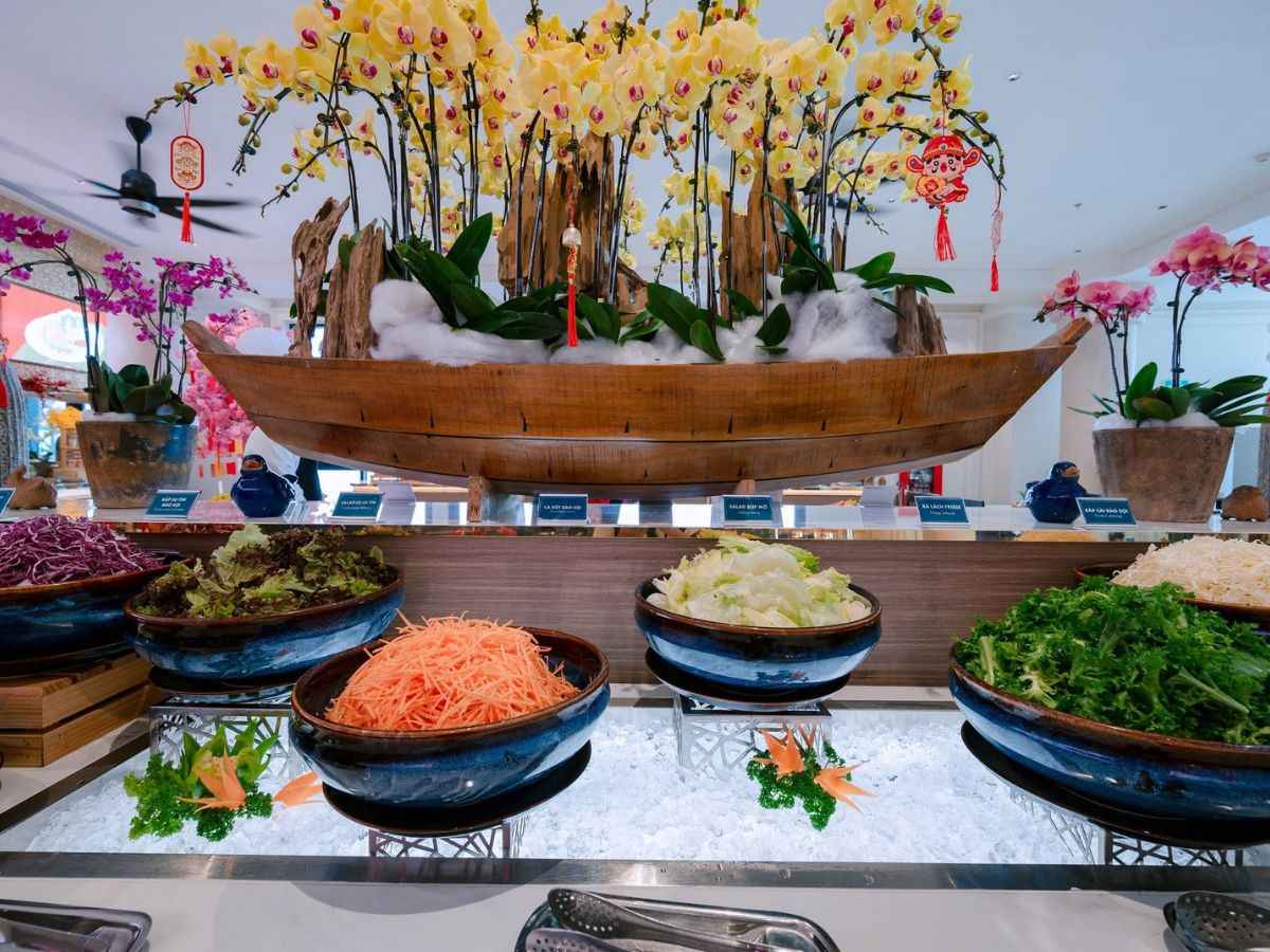 Quầy rau củ tại Buffet Vân Sơn trong hành trình tham quan Núi Bà Đen. (Nguồn: Sưu tầm)