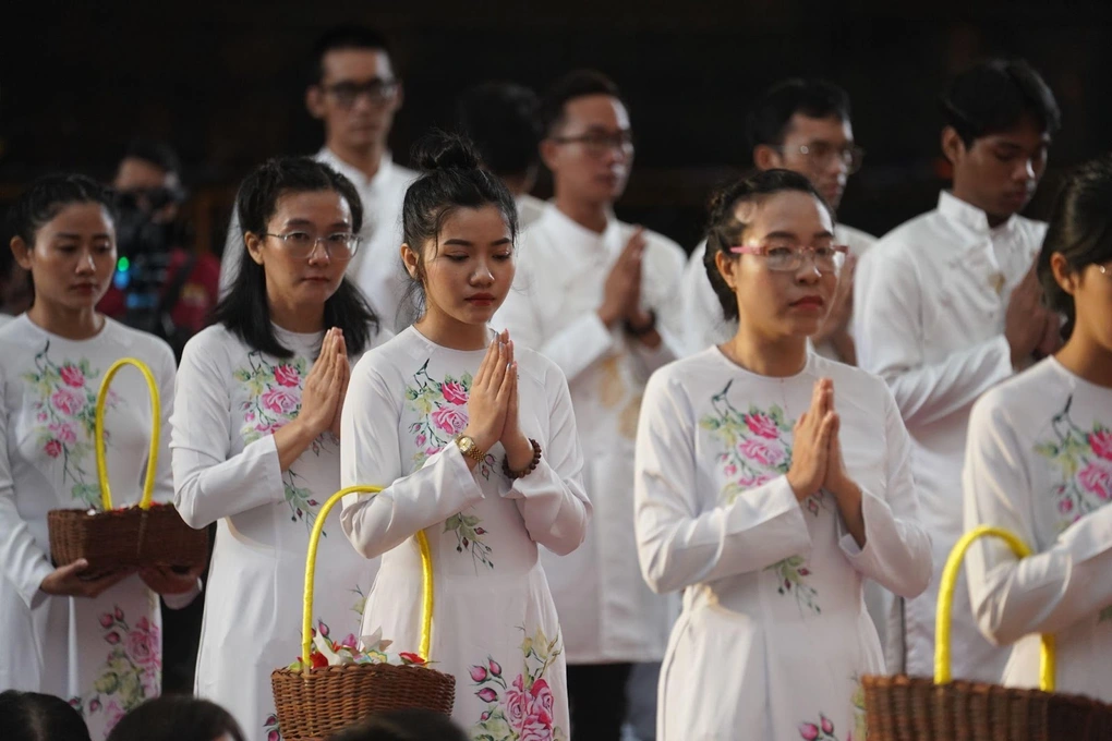 Du khách nên lựa chọn các trang phục kín đáo và lịch sự khi tham dự lễ Vu Lan