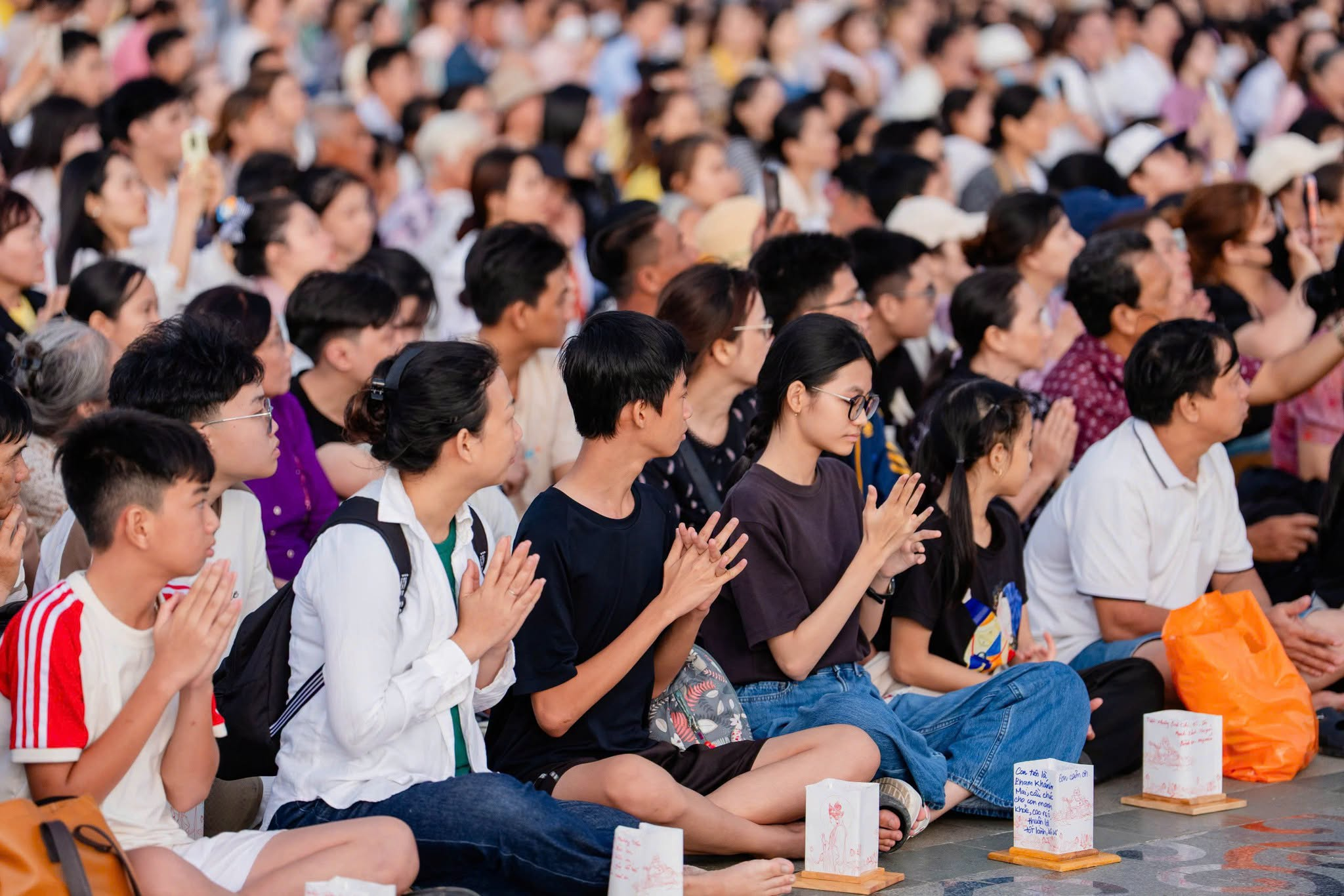 Du khách nên lựa chọn trang phục kín đáo và lịch sự khi tham dự các hoạt động thiêng liêng