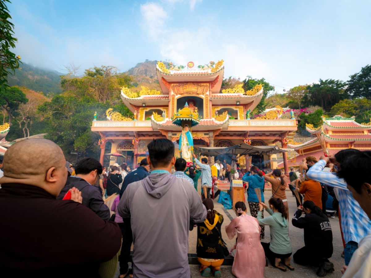 Du lịch hành hương là một trong những loại du lịch tâm linh phổ biến nhất