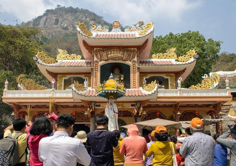 Du khách nên mặc các trang phục kín đáo và lịch sự khi trải nghiệm các điểm du lịch tâm linh