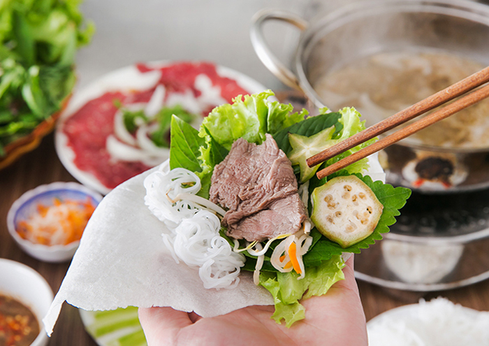Bánh tráng phơi sương cuốn thịt là món ăn thanh mát thích hợp để ăn vào ngày hè nóng nực