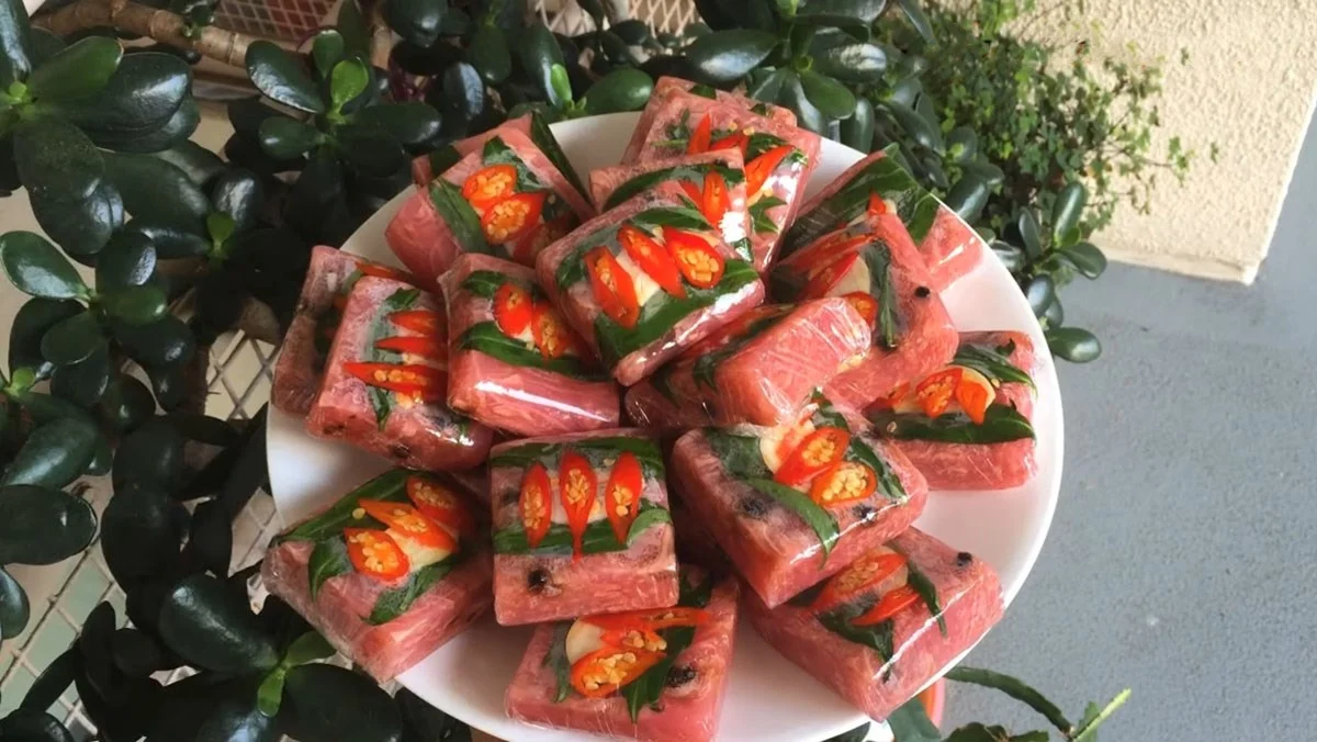Nem bưởi có hương vị chua thanh thích hợp để thưởng thức vào những ngày du lịch mùa hè