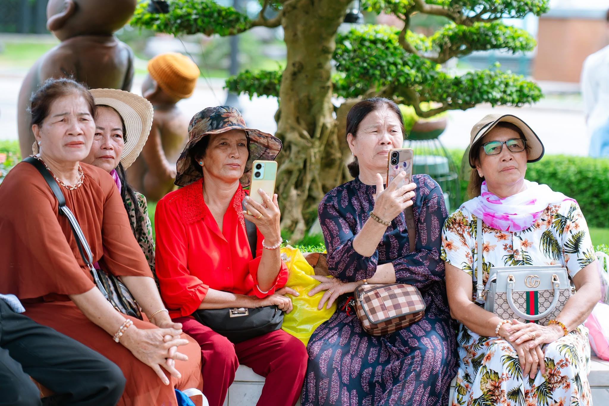 Gia đình nên chuẩn bị đầy đủ đồ dùng cho người cao tuổi trước chuyến đi để đảm bảo mọi sự an toàn