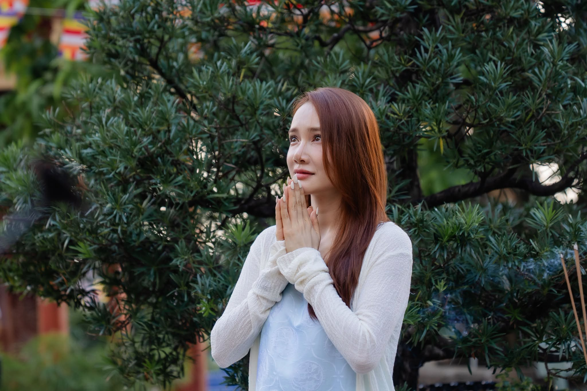 Du khách thành tâm cầu nguyện tại chùa Bà