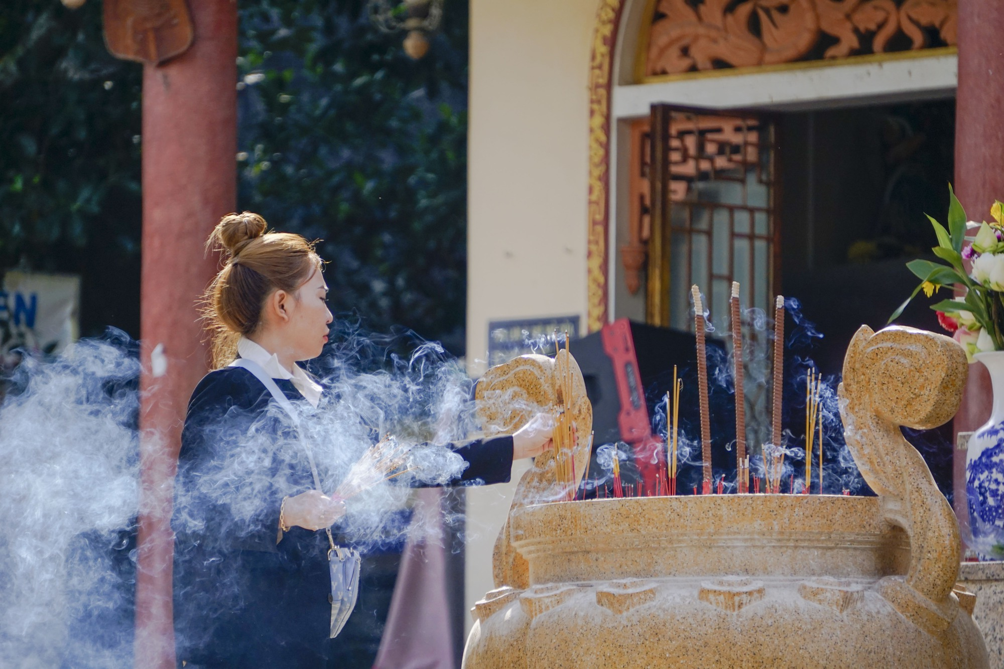 Du khách dâng hương cầu may mắn và thuận lợi cho công việc