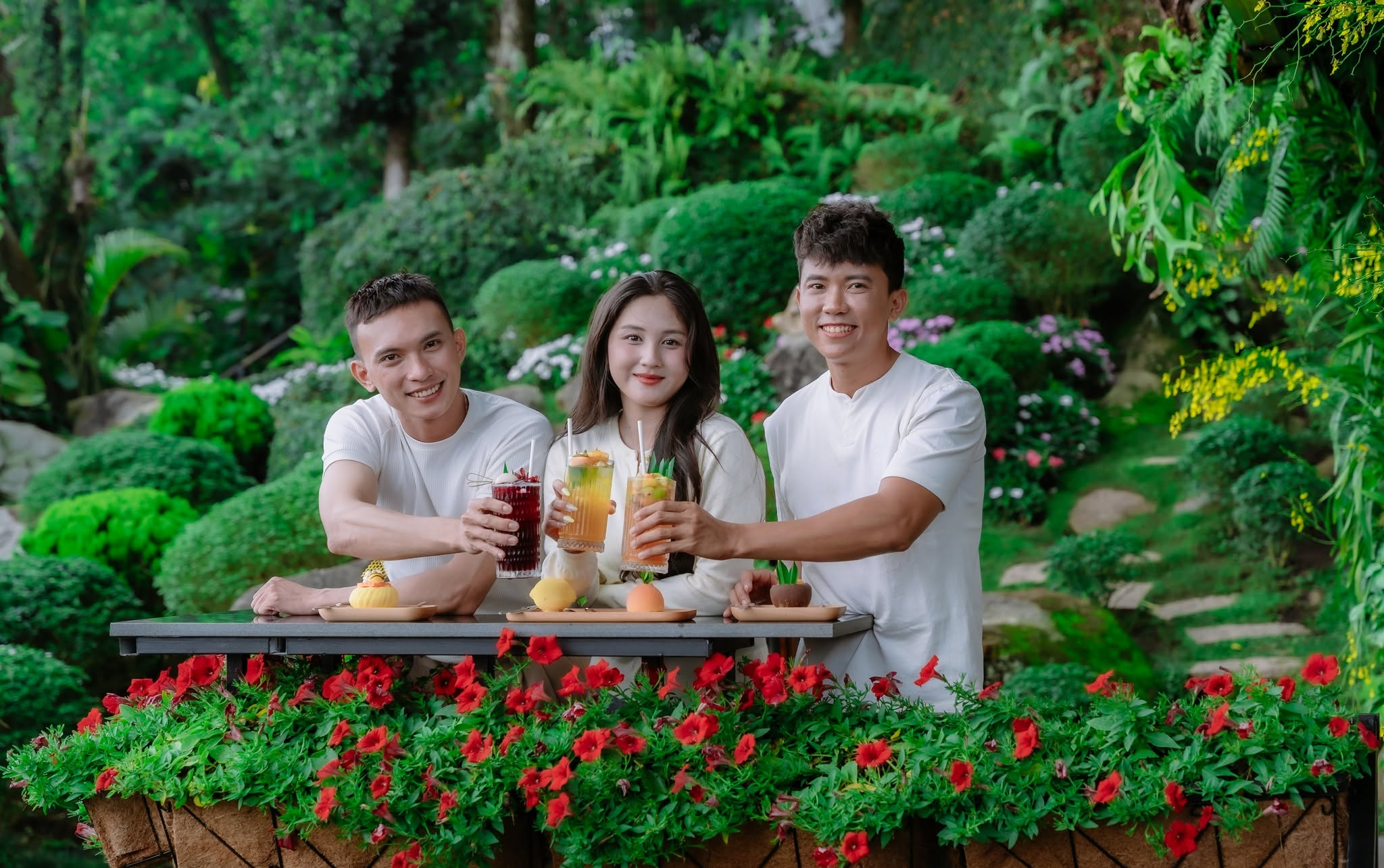 Những ly trà hoa quả giải nhiệt là lựa chọn thích hợp sau hành trình tham quan