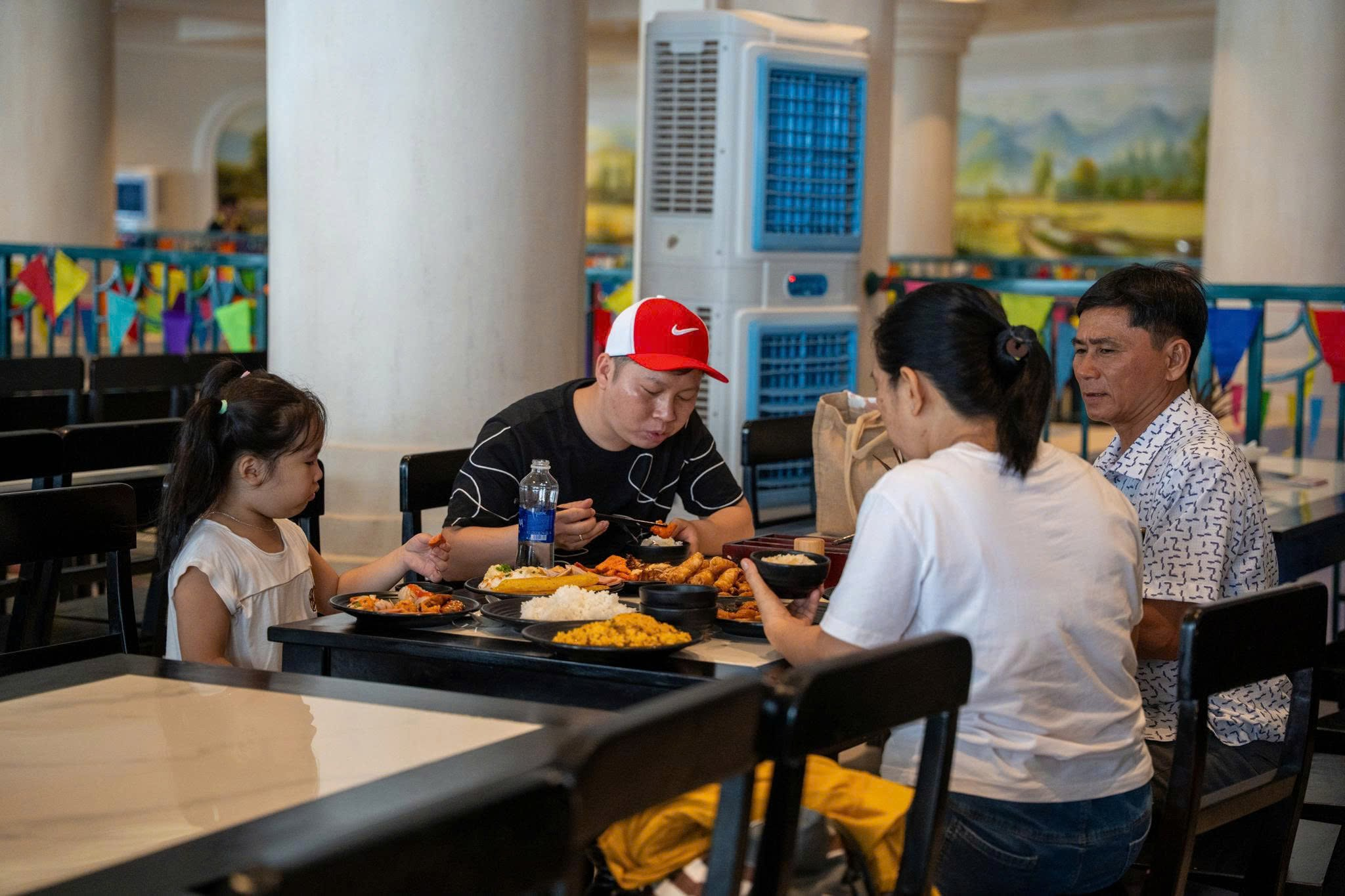 Du khách trải nghiệm buffet tại nhà hàng Vân Sơn trên đỉnh núi