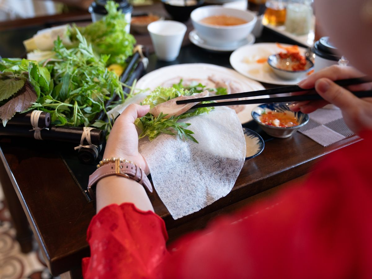 Bánh tráng phơi sương cuốn thịt heo và rau củ là lựa chọn lý tưởng sau một buổi tham quan