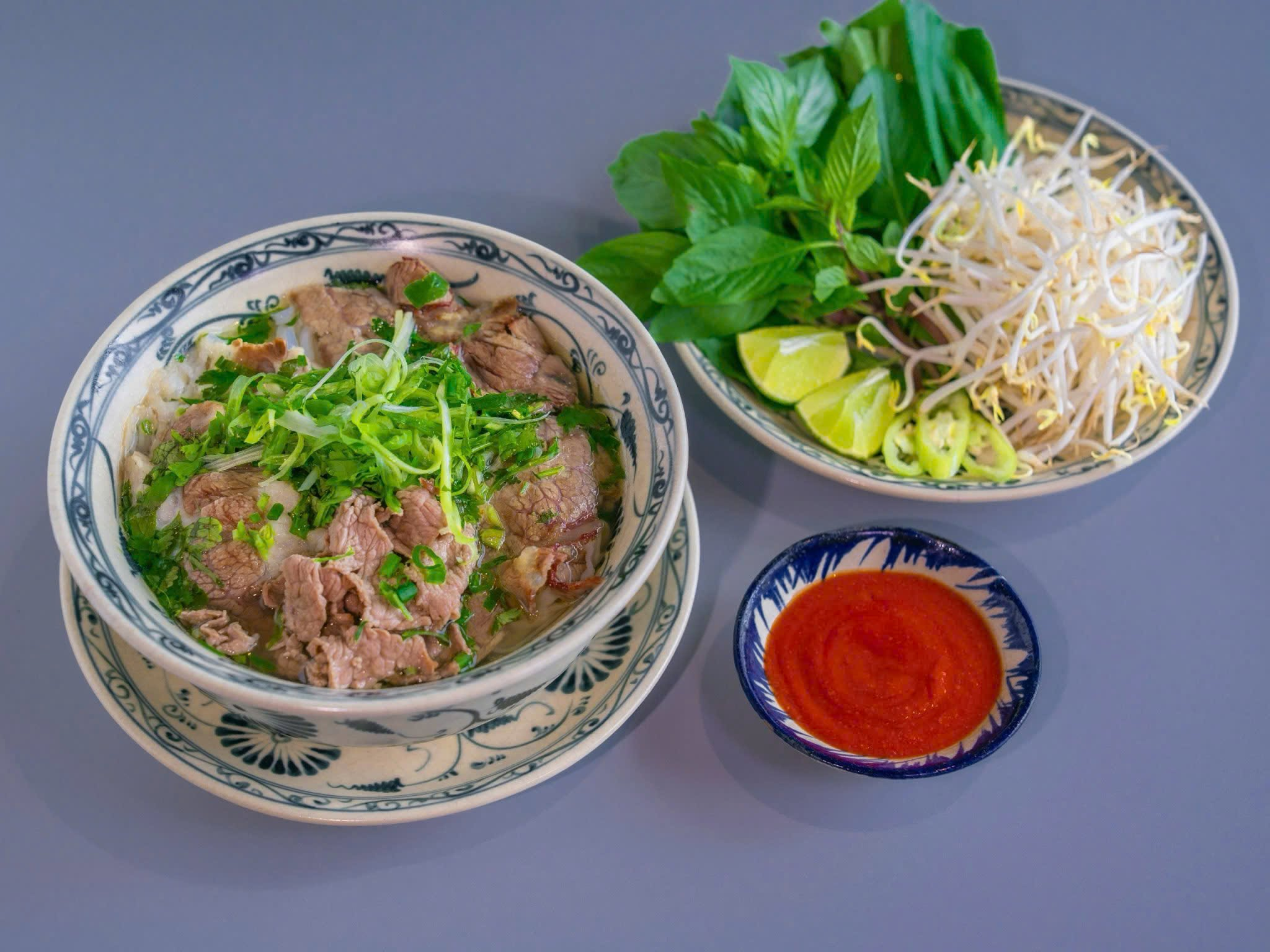 Những bát phở bò nóng nổi hấp dẫn nhiều du khách thưởng thức