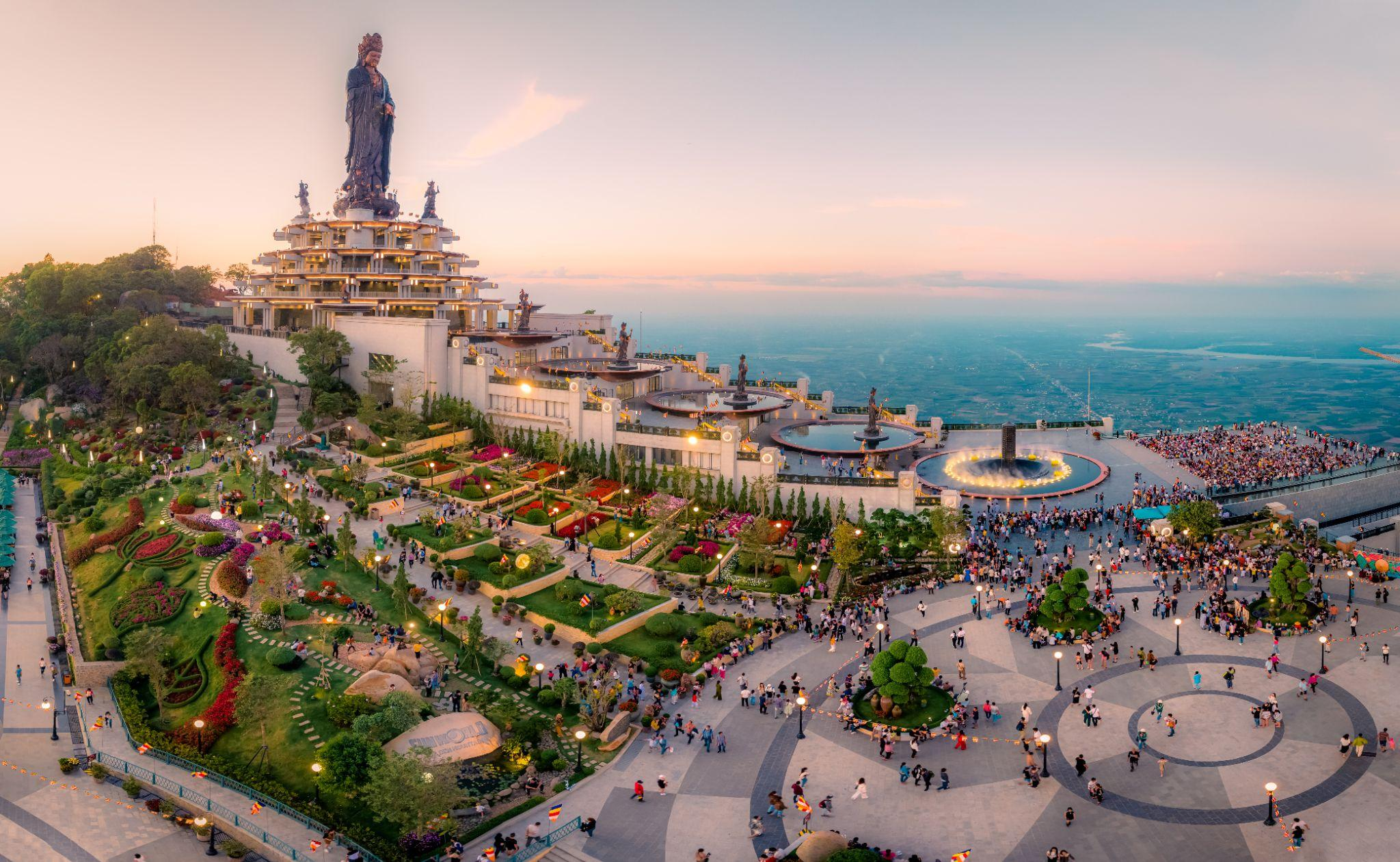 Núi Bà Đen là một trong những điểm du lịch tâm linh hàng đầu tại Tây Ninh
