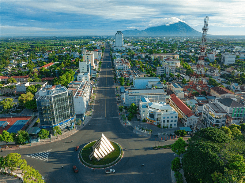 Tây Ninh có vị trí địa lý gần TP.HCM và tiếp giáp Campuchia