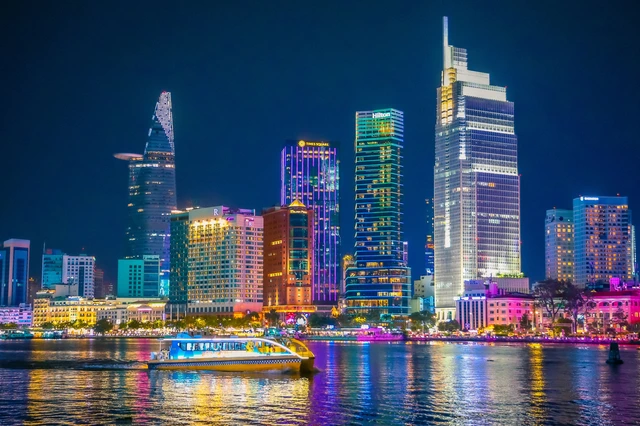 Khung cảnh sôi động và rực rỡ ánh đèn tại trung tâm TP.HCM về đêm