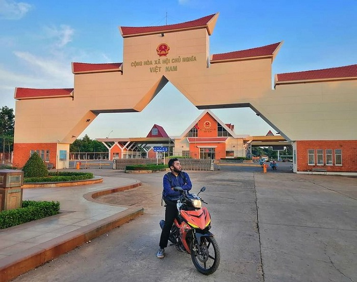 Du khách check in trước cửa khẩu Xa Mát
