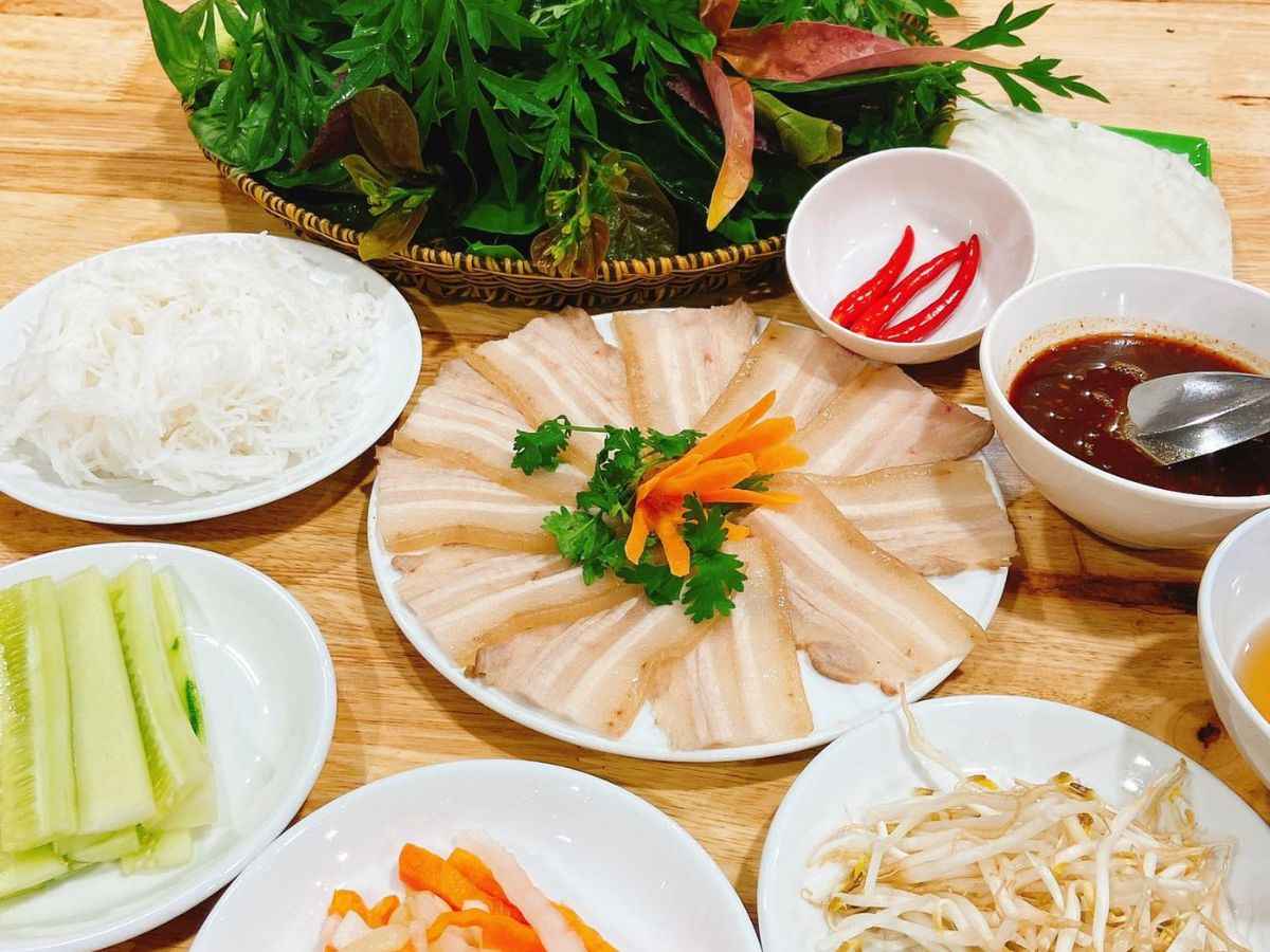 Bánh tráng cuốn phơi sương ăn kèm thịt luộc và rau rừng Tây Ninh. (Nguồn: Sưu tầm)&nbsp;