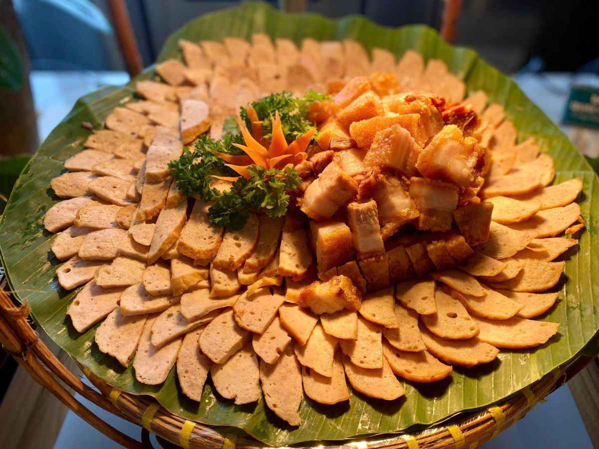 Khay món nguội và thịt quay được bày trong buffet tại Vân Sơn. (Nguồn: Sưu tầm)&nbsp;