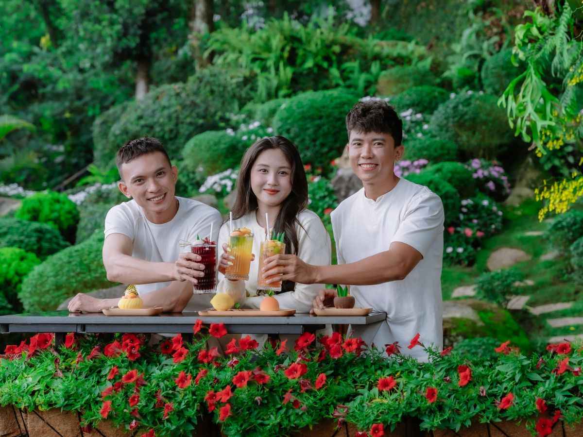 Nhóm bạn thưởng thức đồ uống và món nhẹ giữa không gian xanh mát. (Nguồn: Sưu tầm)&nbsp;