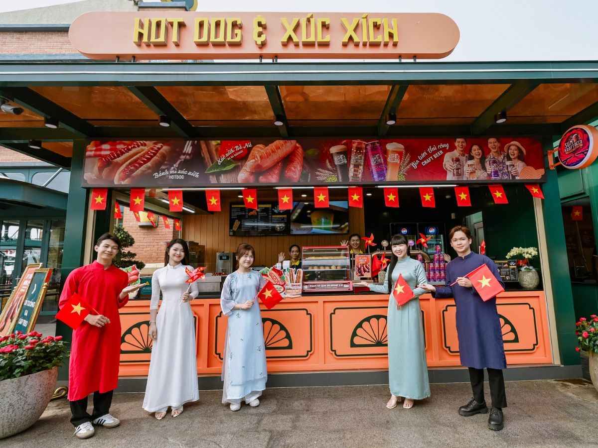 Quầy hot dog và xúc xích phù hợp để ăn nhẹ khi tham quan Núi Bà Đen. (Nguồn: Sưu tầm)&nbsp;