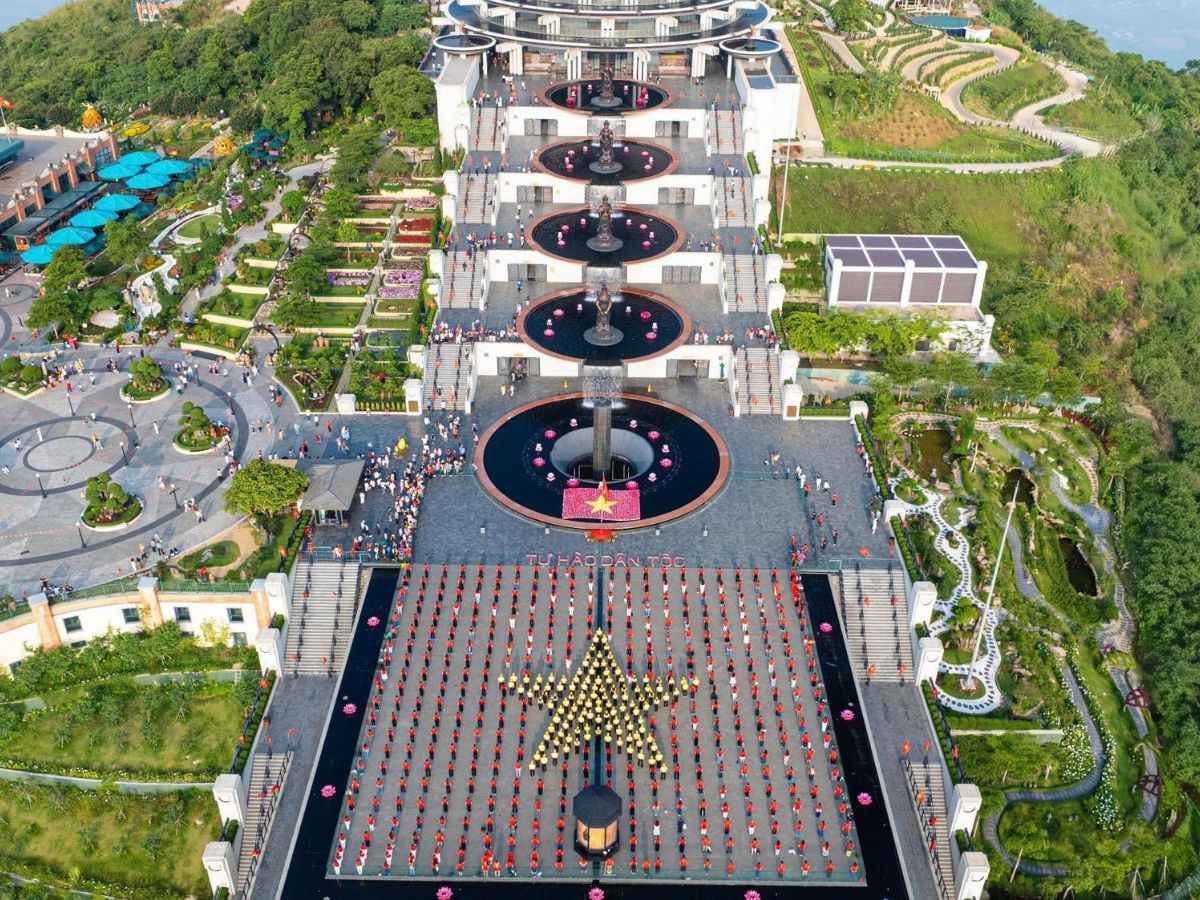 Toàn cảnh quảng trường trên đỉnh Núi Bà Đen nhìn từ trên cao. (Nguồn: Sưu tầm)&nbsp;