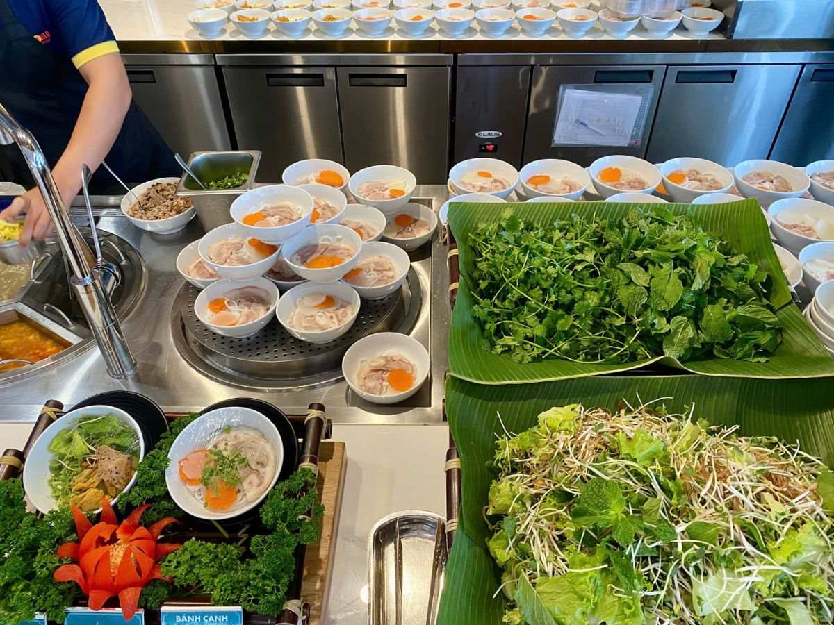 Quầy bánh canh Trảng Bàng với rau sống ăn kèm tại buffet Vân Sơn. (Nguồn: Sưu tầm)&nbsp;