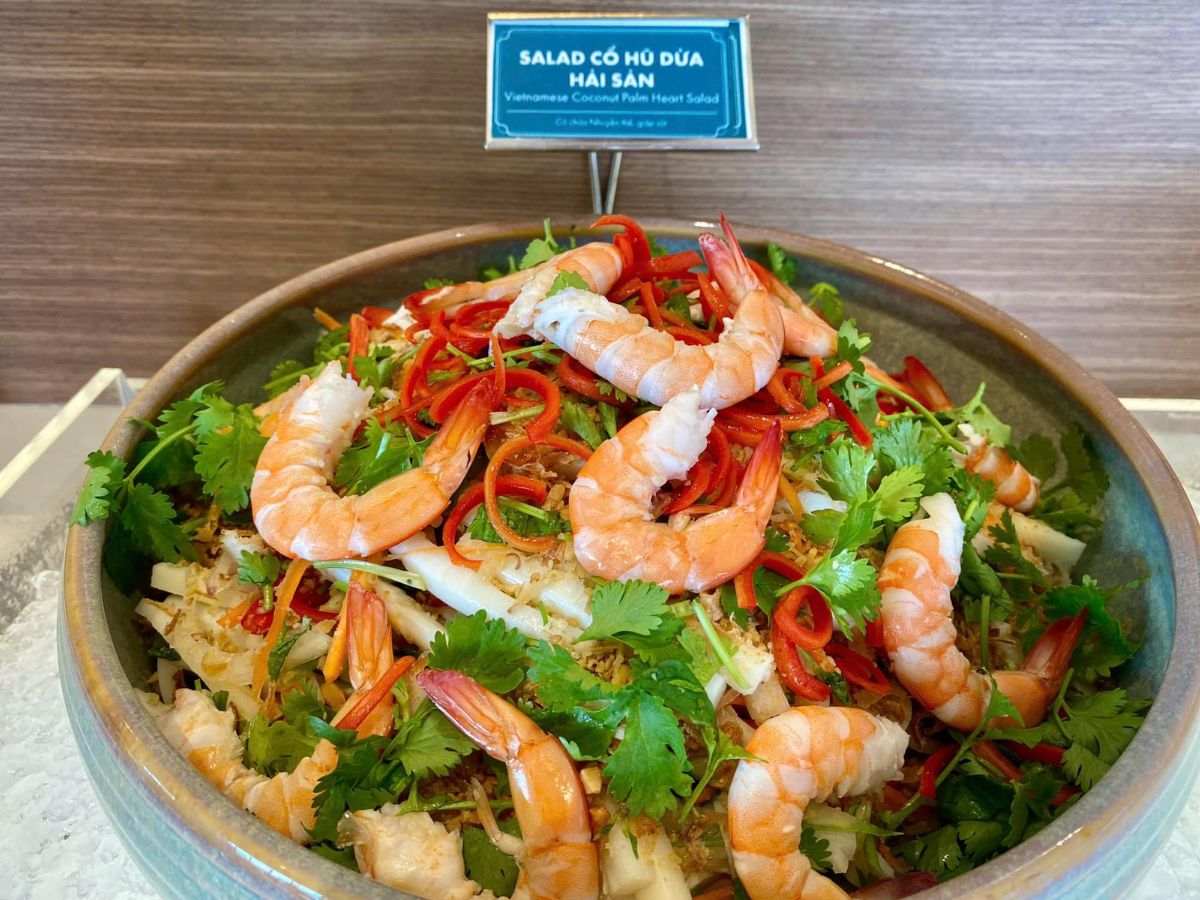 Salad cổ hũ dừa hải sản tươi mát trong buffet Vân Sơn. (Nguồn: Sưu tầm)&nbsp;