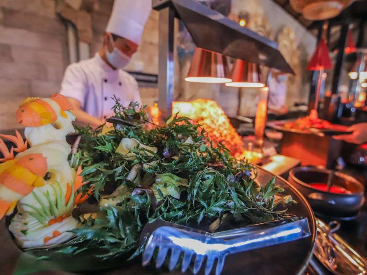 Quầy buffet Vân Sơn với nhiều món ăn được bày trí bắt mắt. (Nguồn: Sưu tầm)&nbsp;