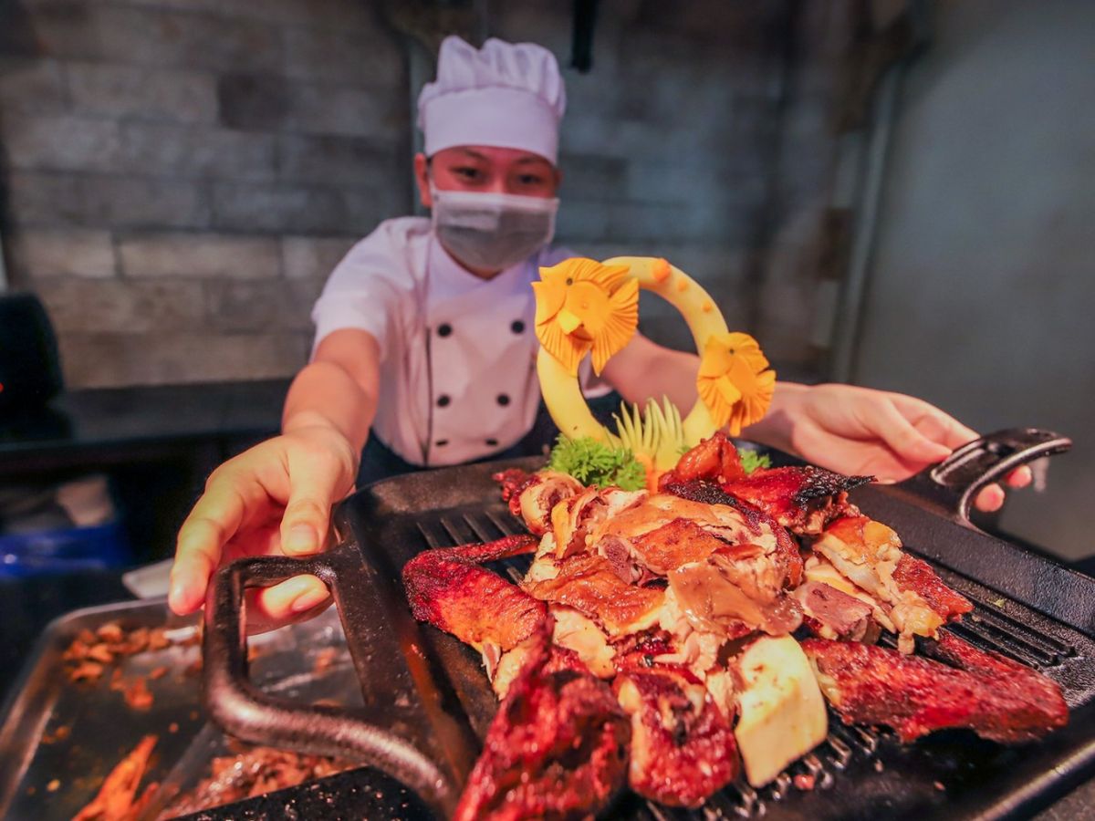 Đầu bếp phục vụ món thịt nướng tại quầy buffet Vân Sơn. (Nguồn: Sưu tầm)&nbsp;