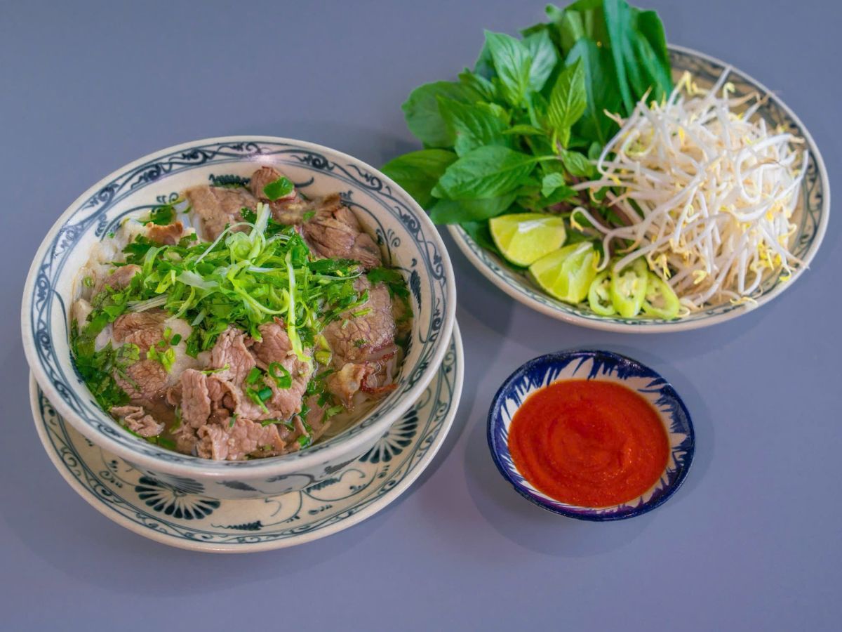 Tô phở bò nóng ăn kèm rau thơm và giá tươi tại Núi Bà Đen. (Nguồn: Sưu tầm)&nbsp;