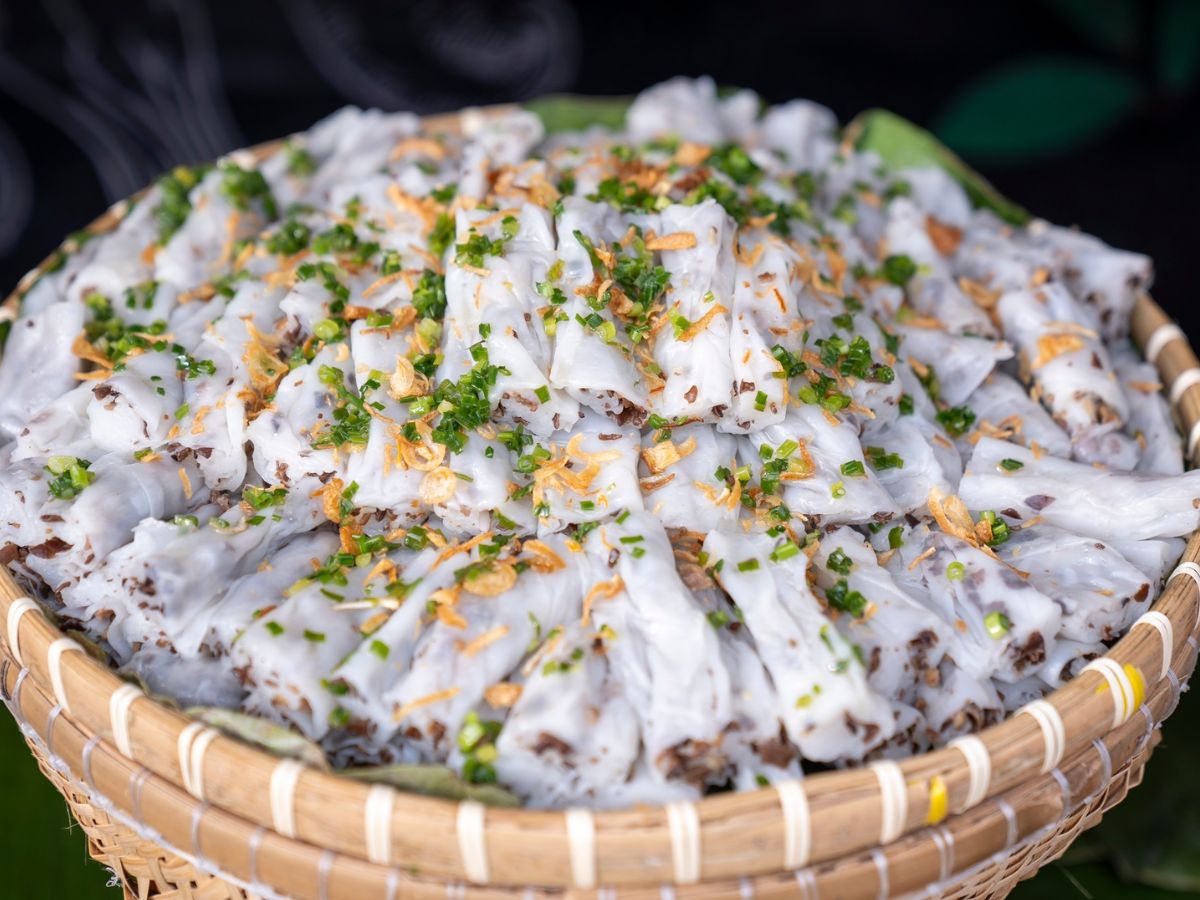 Bánh cuốn nóng phủ hành phi, món ăn nhẹ dân dã tại Núi Bà Đen. (Nguồn: Sưu tầm)&nbsp;