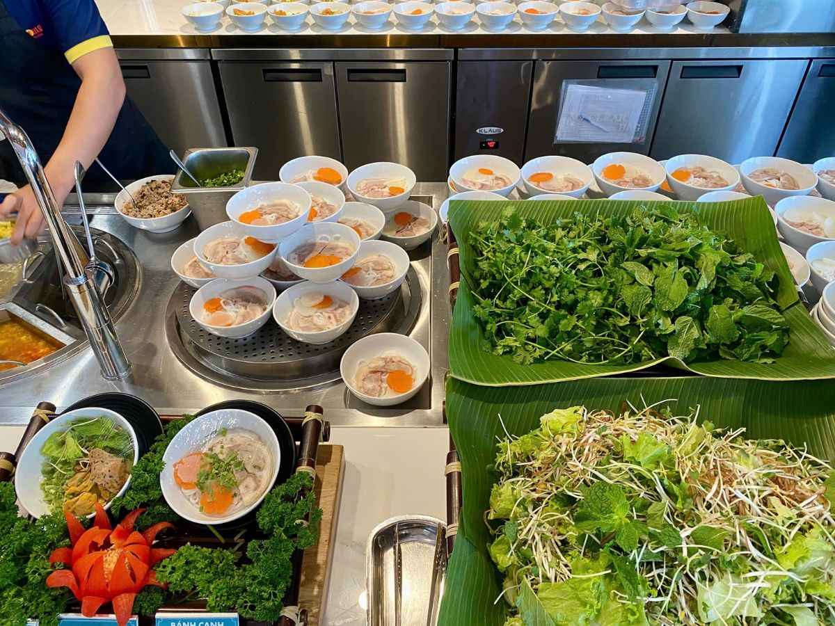 Quầy bánh canh Trảng Bàng nóng hổi ăn kèm rau sống tươi. (Nguồn: Sưu tầm)&nbsp;