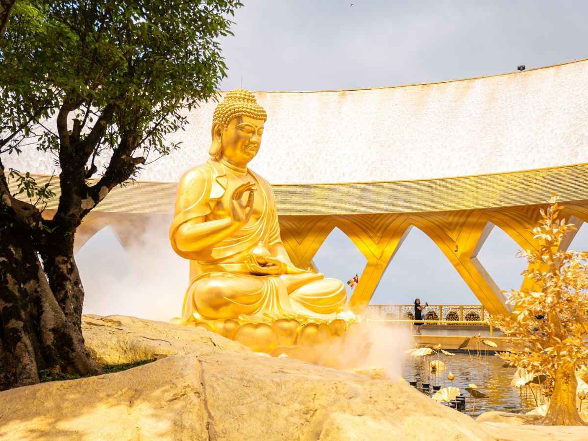 Tượng Phật Câu Na Hàm Mâu Ni rực vàng tại Vườn Ưu Đàm. (Nguồn: Sưu tầm)&nbsp;