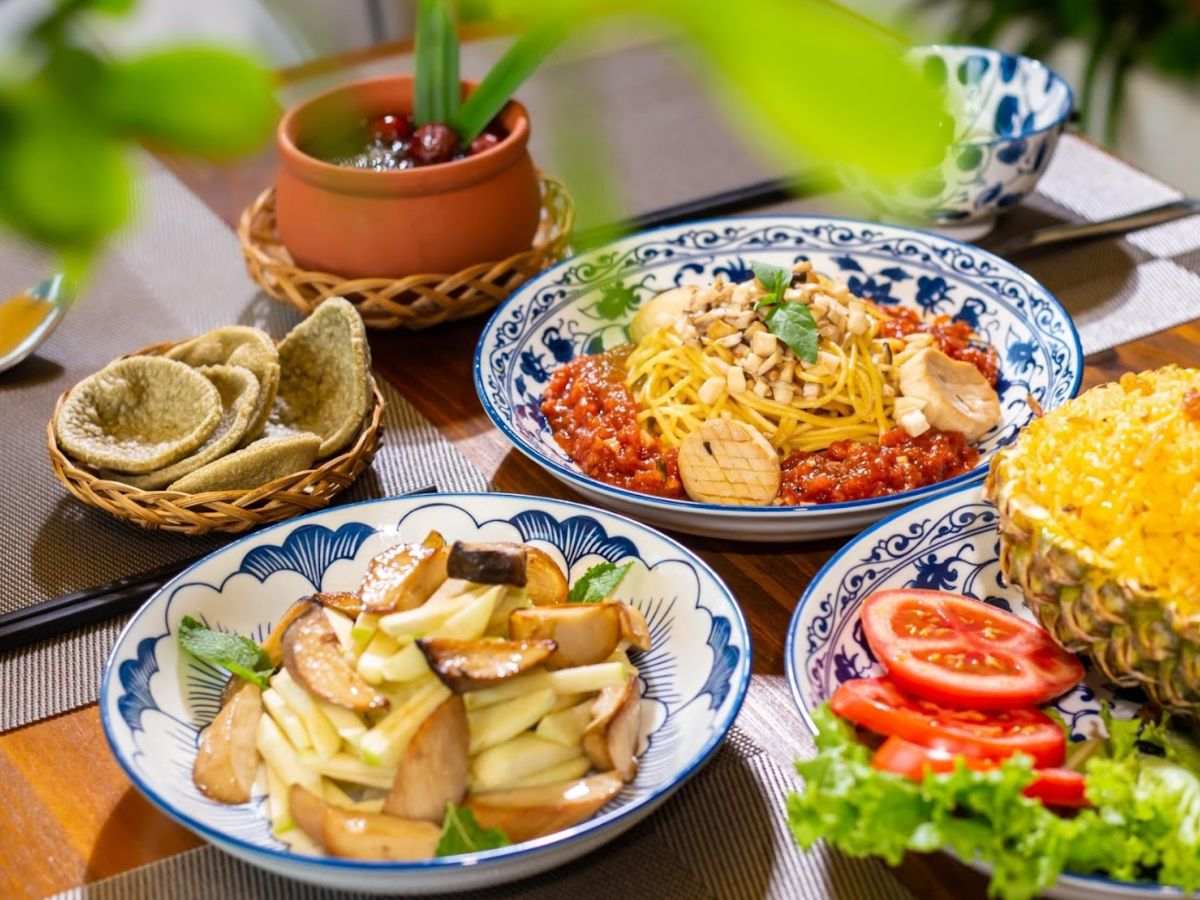 Mâm món chay Tây Ninh thanh vị với rau củ, nấm và nguyên liệu quen thuộc. (Nguồn: Sưu tầm)&nbsp;