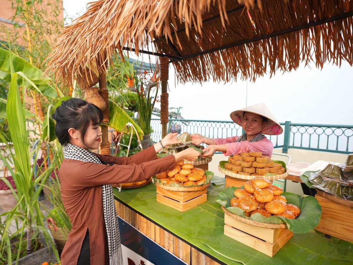 Quầy bánh dân gian Nam Bộ với bánh ít, bánh bò và bánh ú quen thuộc. (Nguồn: Sưu tầm)&nbsp;