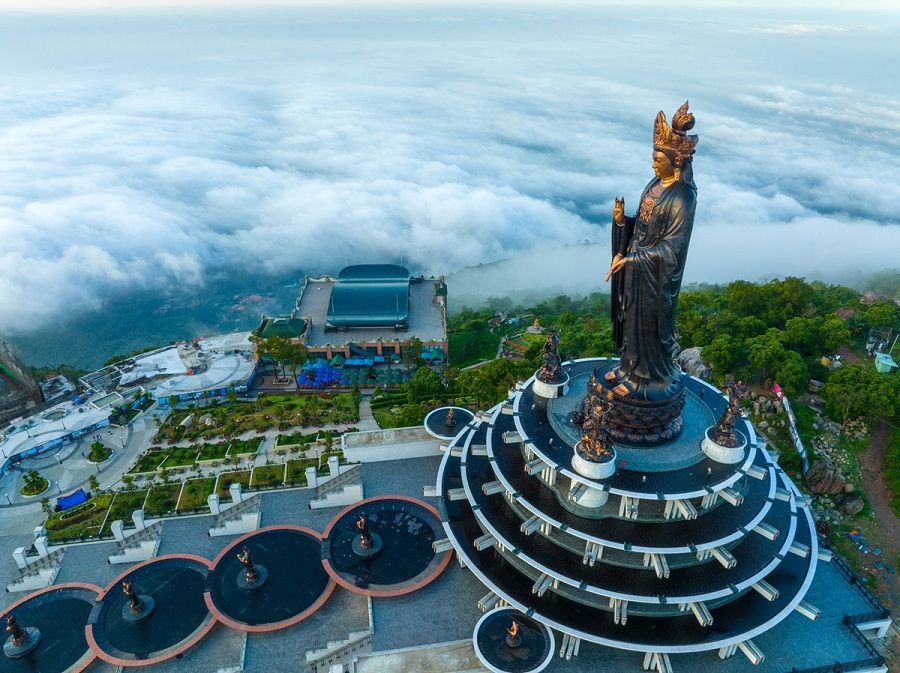 Tượng Phật Tây Bổ Đà Sơn uy nghi giữa biển mây