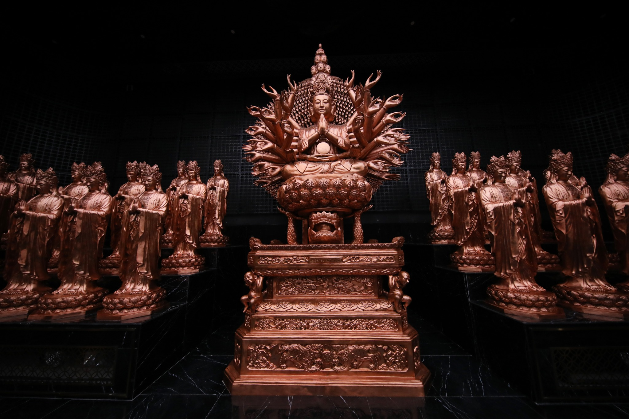 Du khách có thể khám phá hệ thống các tượng Phật, phù điêu tại Trung tâm triển lãm Phật giáo